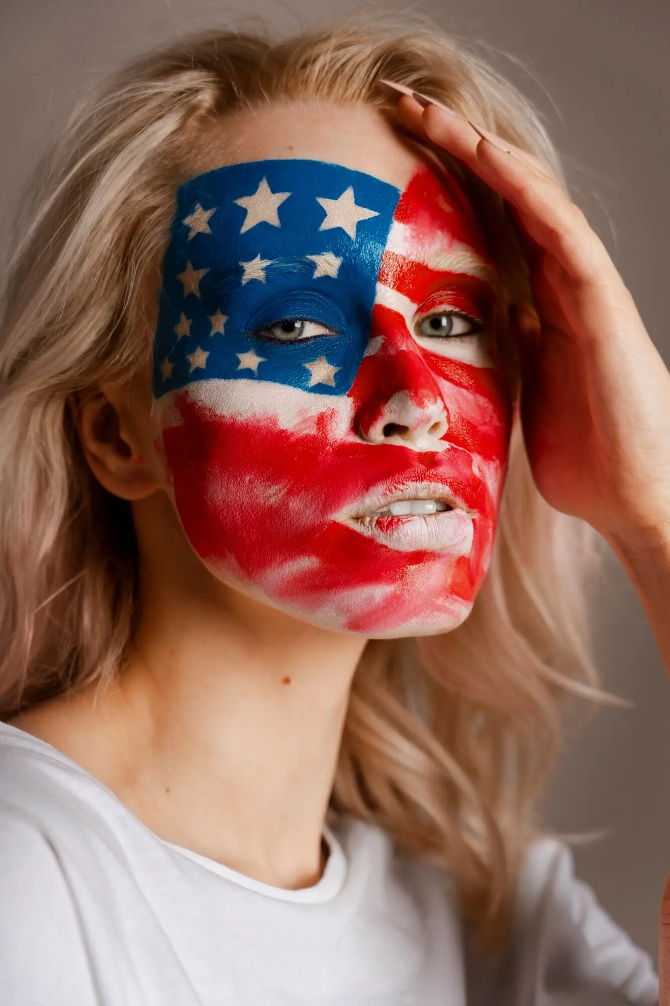 Женщина в профиль позирует с макияжем в стиле США.