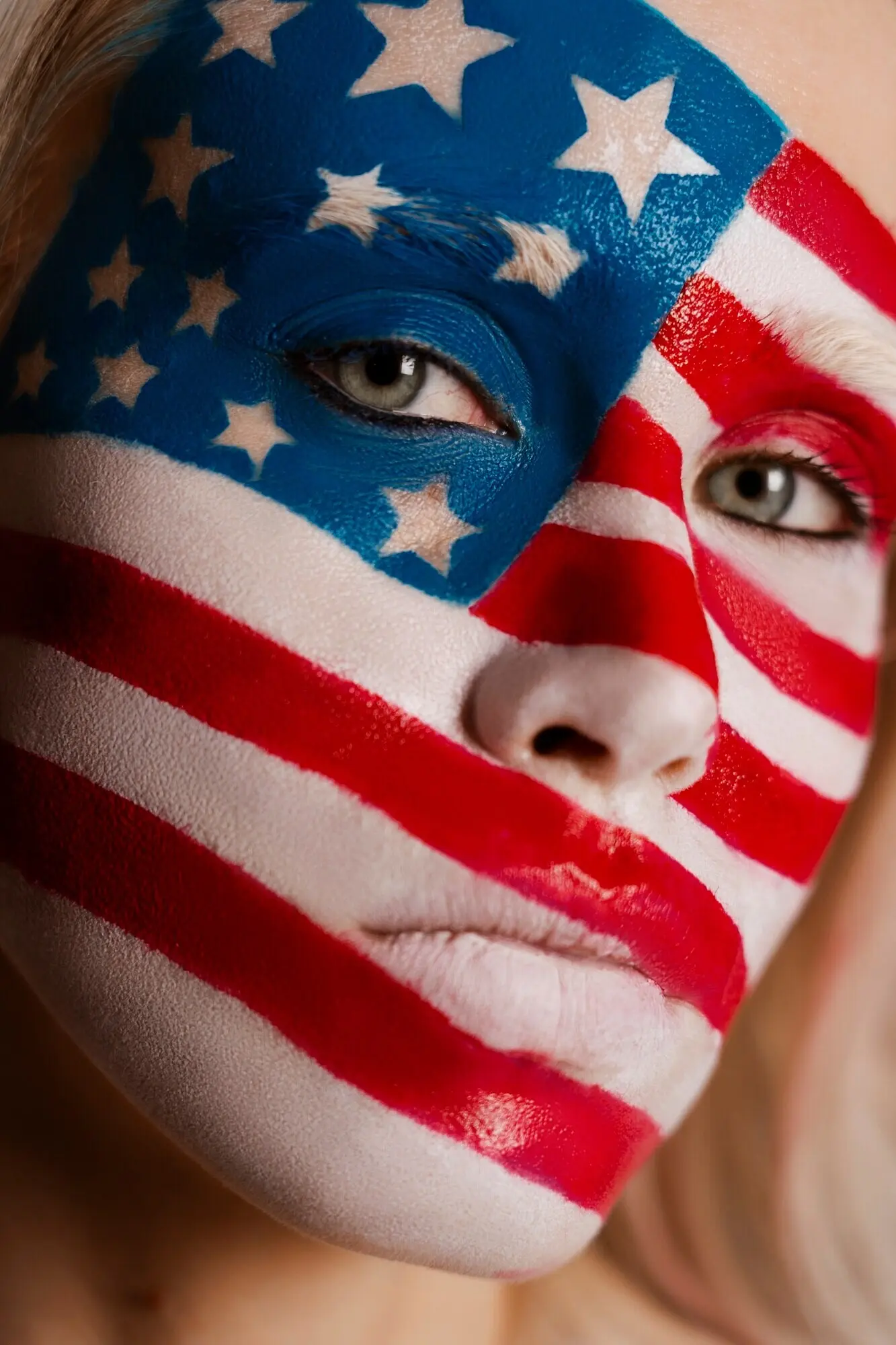 Женщина анфас позирует с макияжем в стиле США.
